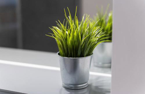 Stylish Two Bedroom Apartment - Secure Parking & Balcony 9MC - Photo 30