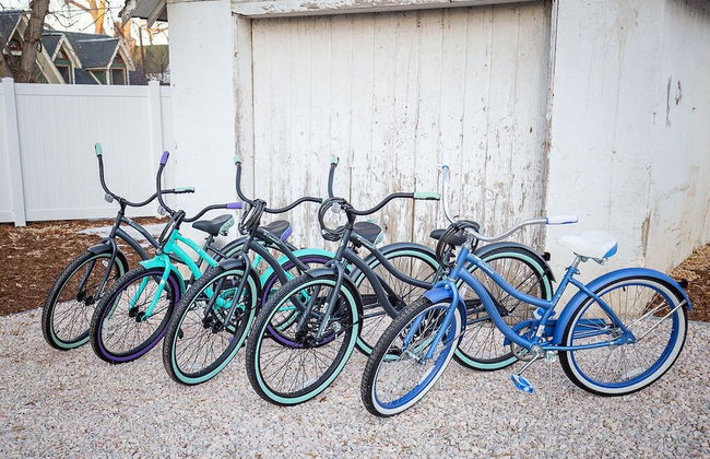 Couples Getaway | Walk to Unc | Free Cruiser Bikes - Foto 18