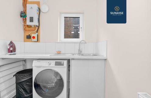 L2 - INVOICE and REDUCED PRICE only via SUNRISE SHORT LETS DUNDEE, Stunning 4 Bed House with 6 Beds and 3 bathrooms, TVs in each room, Free Parking, Fully Equipped, Local Amenities, Easy Ring Road Access, Special Rates and ONLY 9 Mins to STANNERGATE Ports - Foto 11