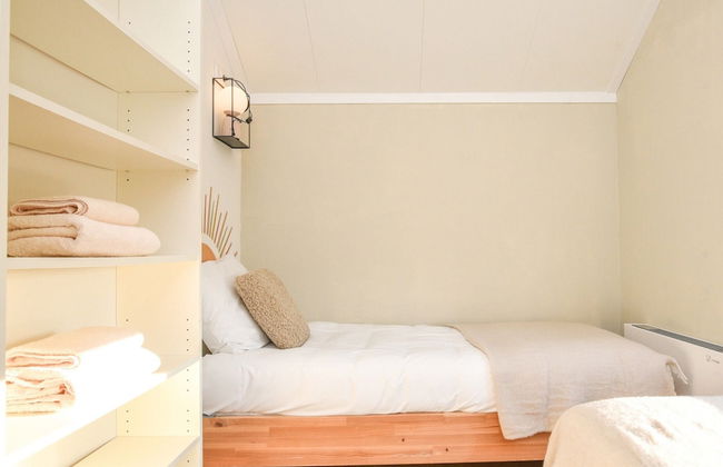 Holiday Home in Vrouwenpolder Near Beach - Photo 4