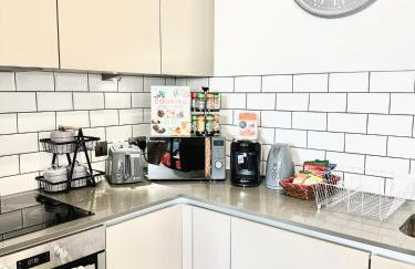 Convenient Contractor & Family Stay - 5 Guests, Pets Welcome, Parking Included! - Photo 20