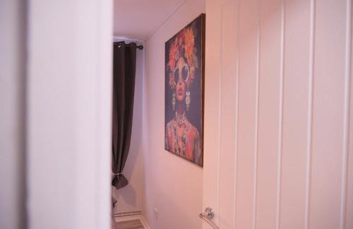 2BR City Centre Apartment By Travel Lets Short Term Rental Agency Derry With Free WiFi - Foto 45
