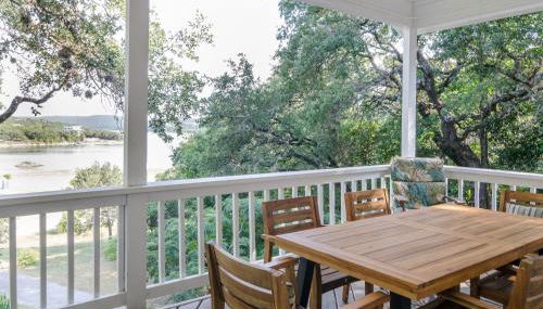 Remodeled Historic Lakefront Gem Overlooking Lake Travis and Jones Brothers Park *Great for Families and Groups* - Foto 2