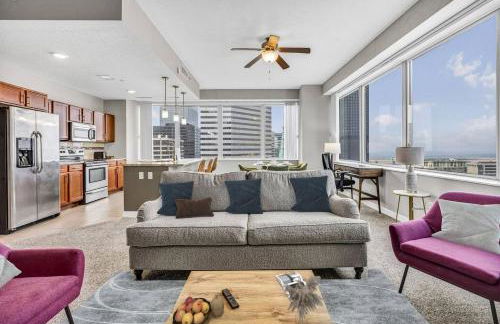 14th Floor Lux Downtown Condo w/ LAKE VIEWS & Gym - Photo 1