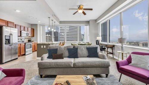 14th Floor Lux Downtown Condo w/ LAKE VIEWS & Gym - Foto 1