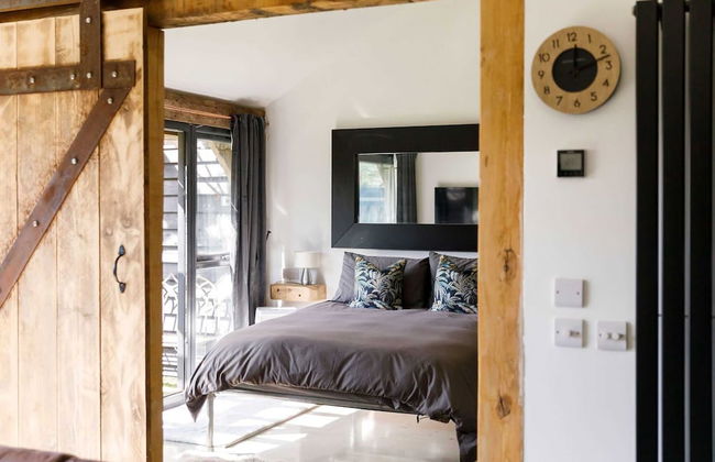 Romantic Countryside Lodge With Hot Tub - Photo 10