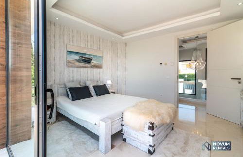 Remarkable 5-BDRM Villa - Heated POOL & GYM - Photo 22