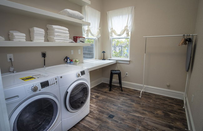 Brand NEW Large Impressive House Near Downtown! - Photo 29