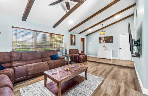 Bright and Comfy 5 Star Location with a Heated Pool - Photo 20