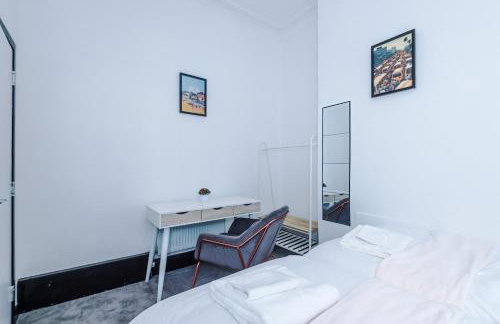 Spacious 5 bedroom house near Leeds City Centre sleeps 12 suits contractors with free parking - Foto 14