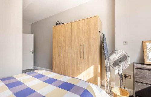 Group Friendly 2 Bed 2 Bath FREE PARKING for 2 Large Vans or up to 4 Cars Zone 2 Sleeps 10 Close to Central London and Zone 2 tube station - Photo 66