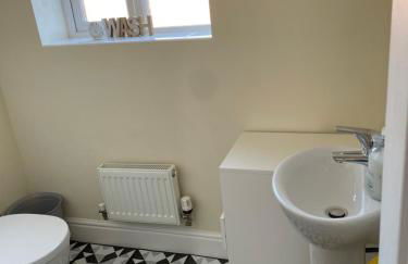 Stunning Large Detached Gloucester, 4 beds, 3 bedroom, 2 bathroom property, Nr Chelt, The Docks and Quays sleeps 6 - Photo 15