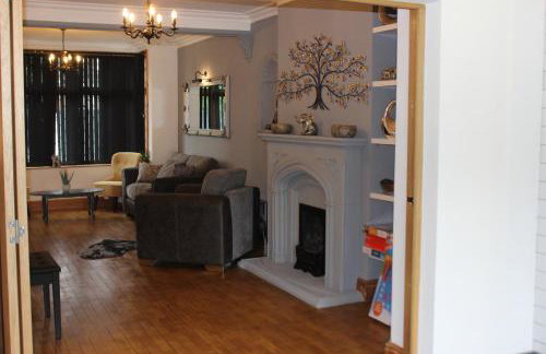 Modern Spacious House - Sleeps 16, Free Parking, Sun Terrace - Foto 8