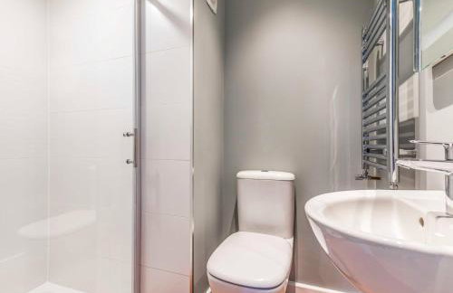 Stylish and fresh 4 bed beach house with garden - Pass the Keys - Foto 35