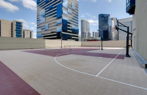 Upscale Denver Condo with Communal Deck and Gym! - Foto 24