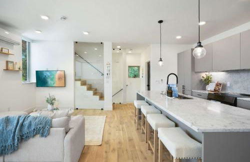 Ocean-Inspired 3B Modern Retreat w Kids Room - Foto 12