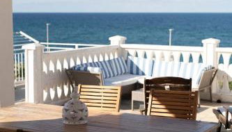 House with a Terrace and a Sea View in Savelletri - Photo 2