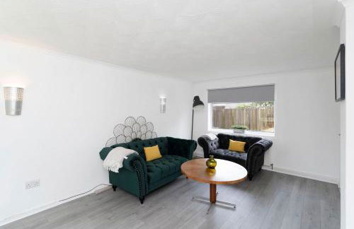 3BR Family House with Free Parking in West Lothian - Photo 11