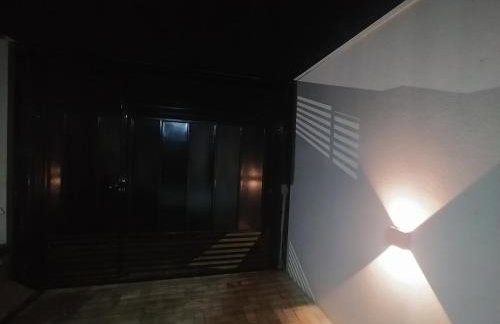 Check-in AUTÔNOMO, churrasqueira em Casa! Acesse 2ar, 2q,2B, pague 4 ou mais hóspedes, até 6 camas e tem pátio, garagem, roupa de cama, máquina de lavar roupas, portão eletrônico, todos privativos! Desconta duração! Entrada 15h adiante, inclusive madruga - Foto 10