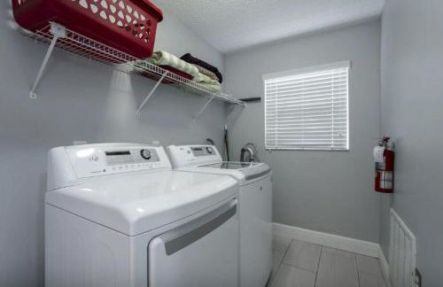 Fully Refurbished Vacation Home with South Facing Pool and Spa with Lake View in Quiet Community Nr Disney - Foto 26