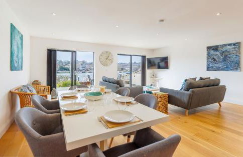 Creek View - A Tranquil Waterside Retreat with a Touch of Luxury and Pontoon - Photo 2