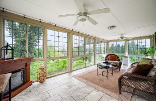 Downingtown Manor - 1900s Farmhouse with Creek Views - Foto 16