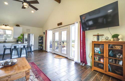 Center Point Countryside Cottage with Deck, Grill! - Photo 6