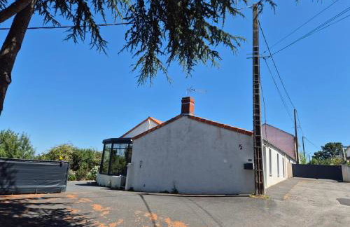 La longère du Moulin, logement T2 indépendant tout équipé avec cuisine, parking individuel avec portail, salon de jardin, belle grande chambre - Foto 10
