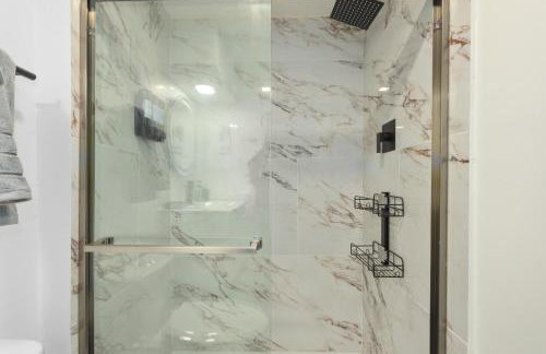 Beautiful Overland Park 3 King Bed Modern Getaway - Foto 14