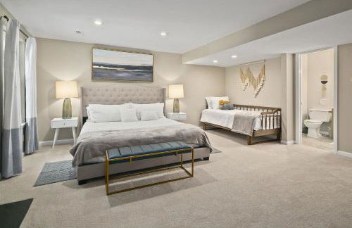 4BR Townhome, Close to Shops & Restaurants, 40 Mins to DC - Foto 10