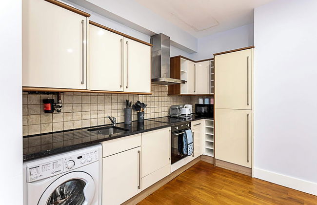 Modern Clapham Apartment - Photo 11