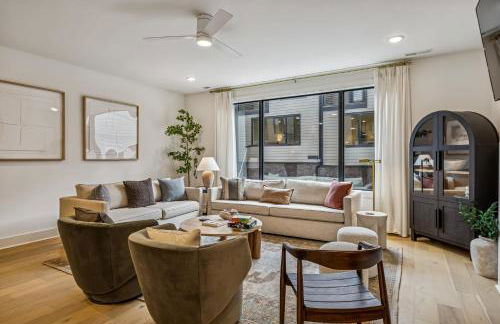 Modern Multi-Level Retreat with Rooftop Hot Tub - Foto 10