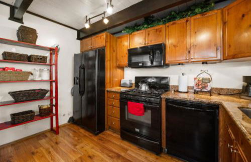 Entire Cabin, Walk to Ski Slopes, Hot Tub, Pet Friendly, Fast WiFi, 2 Parking, 2 Fireplace, Wash & Dryer, Fenced, Fire Pit, BBQ, Hike, Golf, Zoo - Foto 21