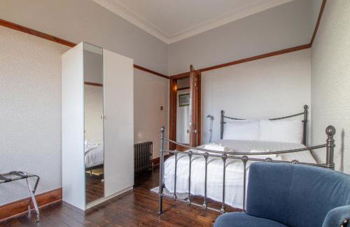 Beautiful, traditional 2 bed flat w free parking - Pass the Keys - Photo 42