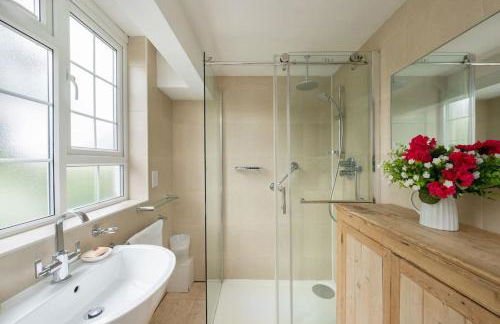 5 Bed Home with Private Parking - 25 Mins To Central London - Foto 30