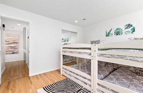 Stunning home woods 15 min to overlandpark - Photo 80