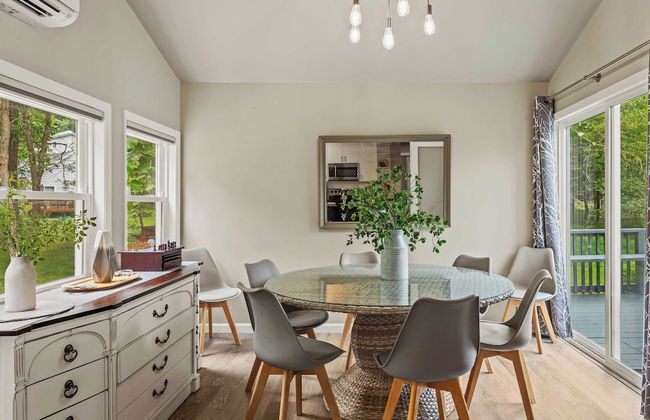 Inn the Poconos by Avantstay Private Lake Access Enclosed Hot Tub - Photo 15