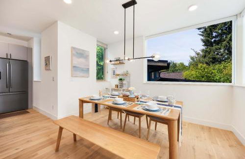 Ocean-Inspired 3B Modern Retreat w Kids Room - Foto 19