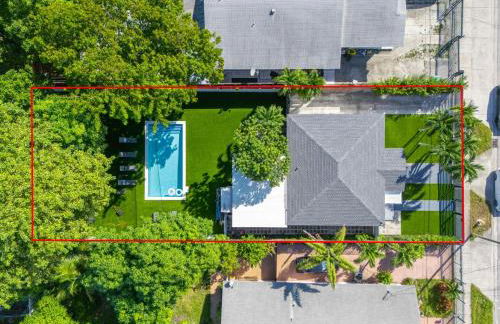 Luxury Miami Pool House Private Backyard Oasis Near Wynwood and Miami International Airport - Photo 26