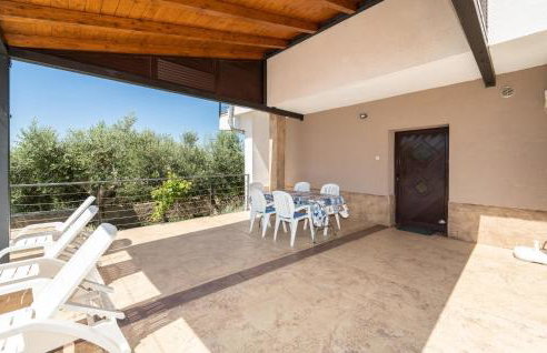 2 Bedroom Lovely Apartment In Rtina - Photo 8