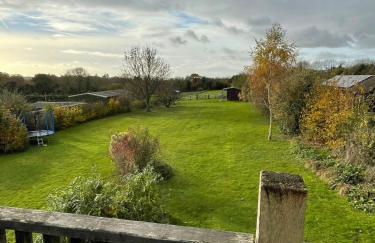 Private Countryside Annexe with Exclusive Wood Burner, Outdoor Hot Shower & Views - Foto 1