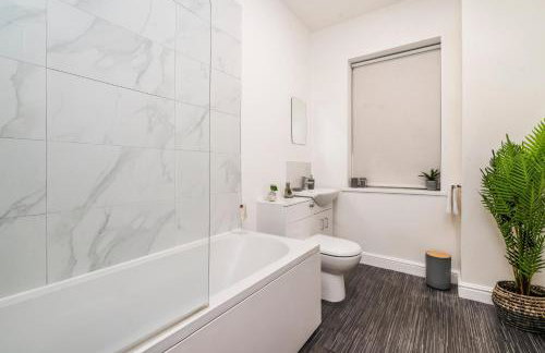 Contractor Friendly - Sleeps 7 - Fast WiFi - Near A50 - Foto 26