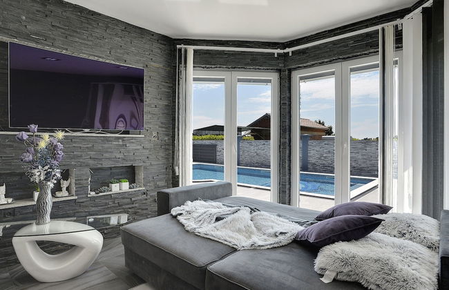 Modern Villa With Private Pool Consisting of 2 Apartments Near the Beach - Photo 13