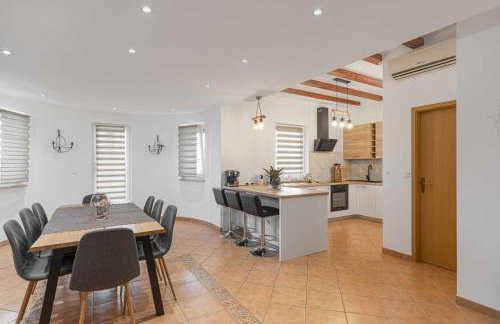 Villa Palma with Grill & Pool - Foto 14