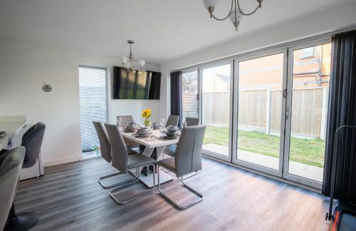 Luxury Deluxe - 4 bedrooms Villa - 6 beds - 10 Guests - Private Parking - Contractors Welcome - Trafford Stretford - Foto 22