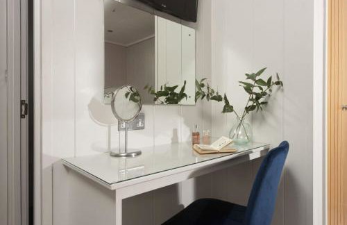 Blackbird Lodge, Strawberryfield Park - Free Parking, Hot tub, pets allowed - Photo 5