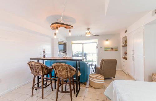 Stunning Ocean Views STEPS from the Beach with Pool! Fabulous 4th Floor Studio! - Foto 13