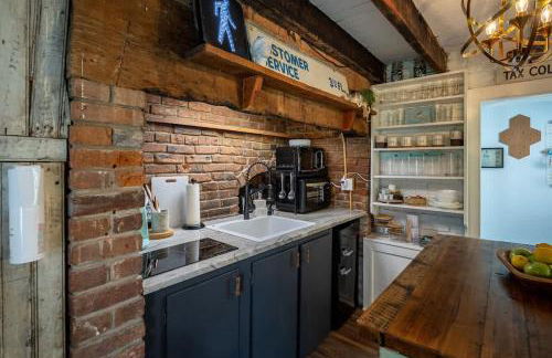 Historic Cottage Retreat-IG Cowboy Pool-Hot Tub - Photo 39