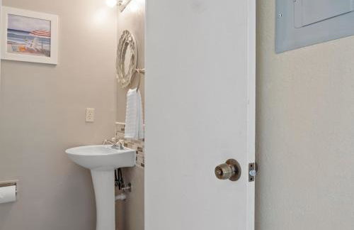 2 Bedroom-1.5 Bath Apartment Steps away from Beach & Inlet d - Foto 13