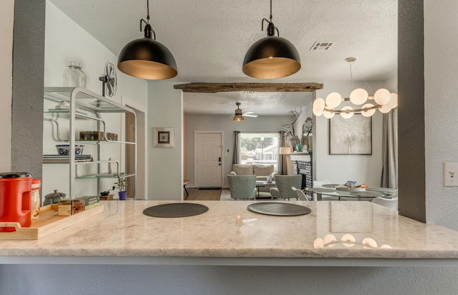 2BR Stylish Retreat in Midtown - Photo 8